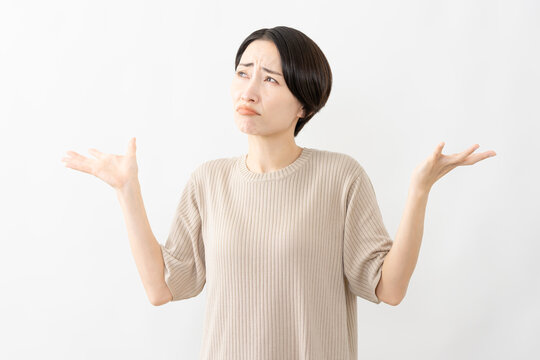 半袖ニット姿の女性　ライフスタイルイメージ