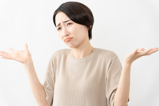 半袖ニット姿の女性　ライフスタイルイメージ