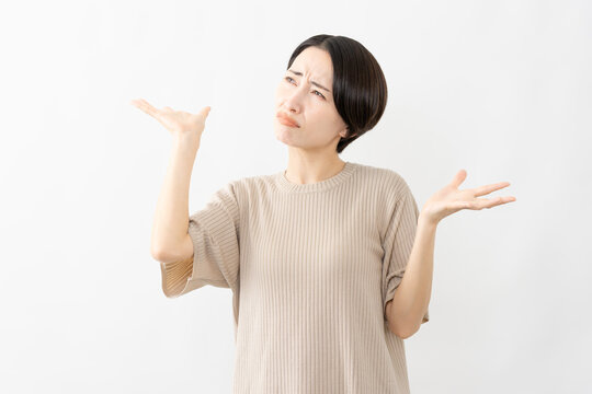 半袖ニット姿の女性　ライフスタイルイメージ