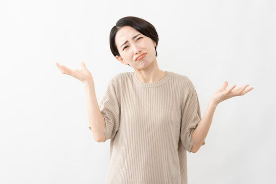 半袖ニット姿の女性　ライフスタイルイメージ