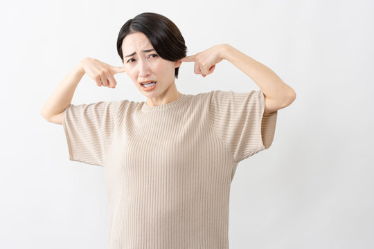 半袖ニット姿の女性　ライフスタイルイメージ