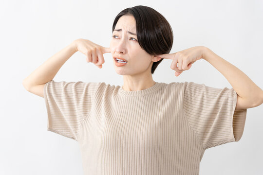 半袖ニット姿の女性　ライフスタイルイメージ