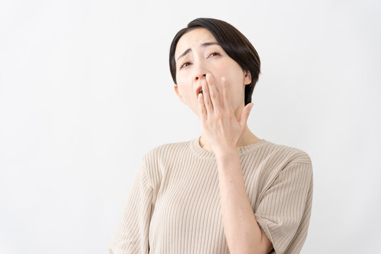 半袖ニット姿の女性　ライフスタイルイメージ