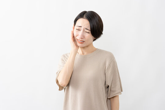 半袖ニット姿の女性　ライフスタイルイメージ