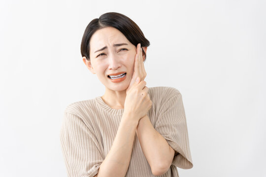 半袖ニット姿の女性　ライフスタイルイメージ