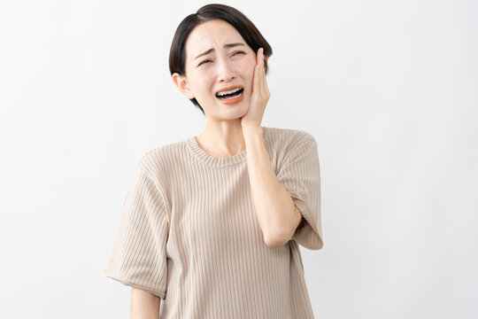 半袖ニット姿の女性　ライフスタイルイメージ