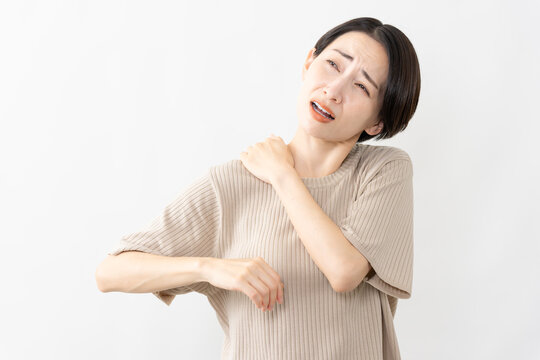 半袖ニット姿の女性　ライフスタイルイメージ