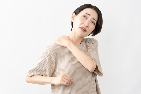 半袖ニット姿の女性　ライフスタイルイメージ