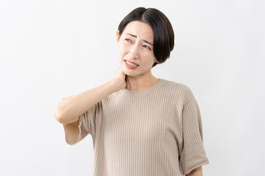 半袖ニット姿の女性　ライフスタイルイメージ