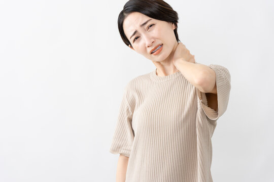 半袖ニット姿の女性　ライフスタイルイメージ