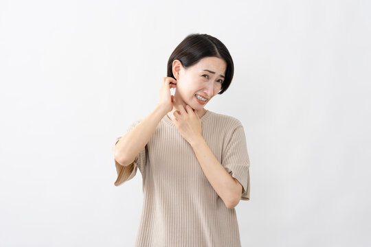 半袖ニット姿の女性　ライフスタイルイメージ