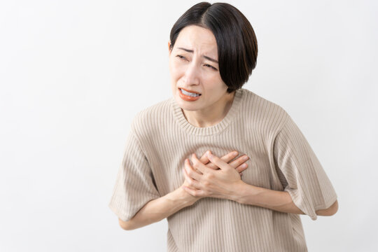 半袖ニット姿の女性　ライフスタイルイメージ