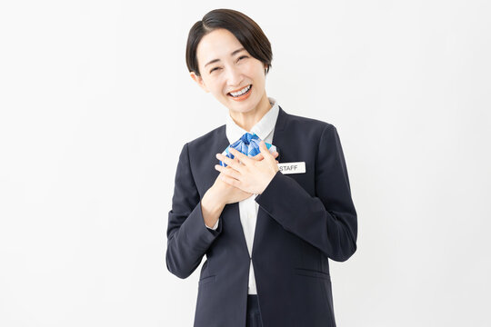 制服を着た受付係の女性　ジョブイメージ