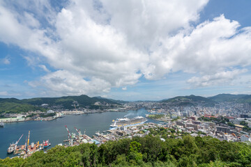 Obraz premium Panoramic View of Nagasaki Bay, City, and Blue Sky with Clouds