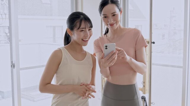 携帯を見るスポーツウェアをきた女性