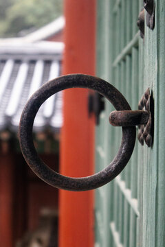 This is a door handle for opening and closing the door of a Hanok.한옥의 방문을 열고 닫는 문고리입니다.