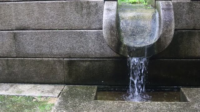 This is a drainage channel for rainwater to drain inside the palace.궁궐안의 빗물이 나가는 배수로 입니다.