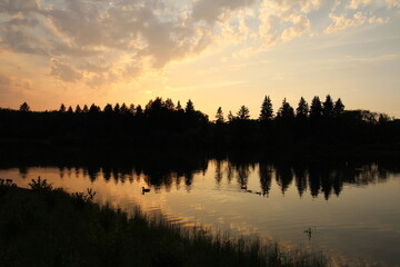 Obraz premium Haze Of Sunset, William Hawrelak Park, Edmonton, Alberta