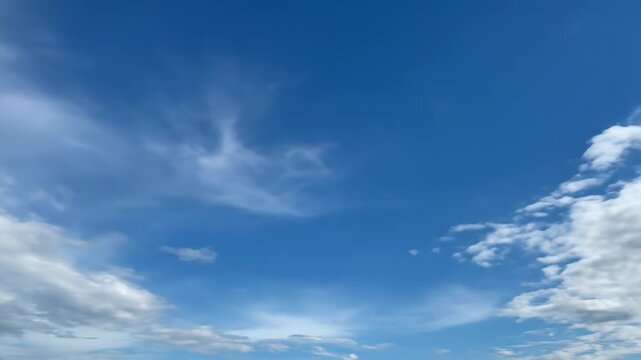 A gloomy sky with heavy clouds, and the changes in the sky and clouds are delayed