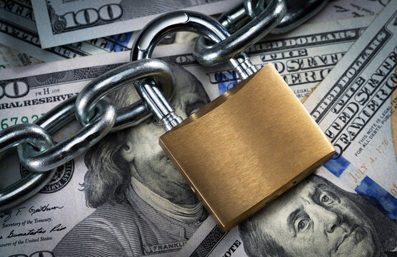 Ban cash payment. Chain with lock on the dollar banknotes. The concept of banning dollars.