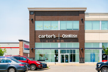 Obraz premium Hamilton, ON, Canada - Jun 29, 2026: Exterior view of Carter’s | OshKosh l at Winona Crossing Plaza in Hamilton, an American children’s apparel retailer with over 750 locations across North America