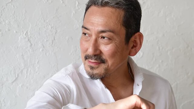 微笑みを浮かべる50代の日本人男性のポートレート