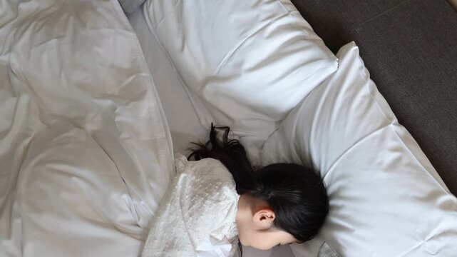 寝返りを打つ日本人の女の子