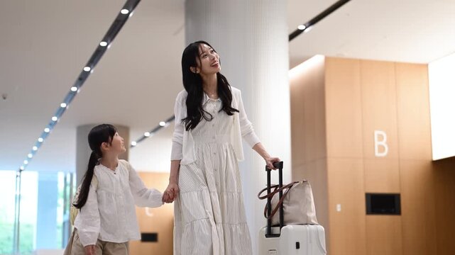 笑顔で歩く日本人の親子