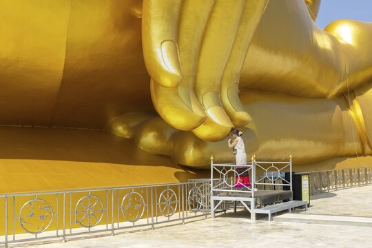 Largest Buddha statue in Thailand (Luang Pho Yai), Thai woman, Wai gesture (traditional gesture of respect, greeting or thanks), Wat Muang, Ang Thong, Amphoe Wiset Chai Chan province, Thailand