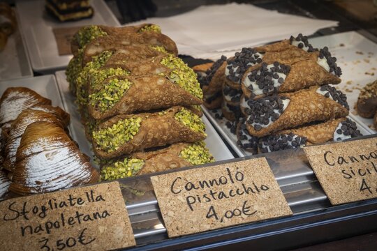 Stogliatella napoletana, cannolo pstaccchio, display in a pastry shop, Florence, Tuscany, Italy