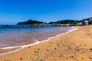 Obraz premium 快晴の青空と透き通る美しい海、海岸線の風景