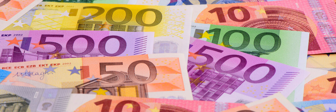  Euro Geldscheine liegen &uuml;bereinander