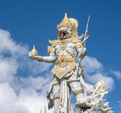 Statue de Varuna dieu de la mer &agrave; Bali , plage de Kuta
