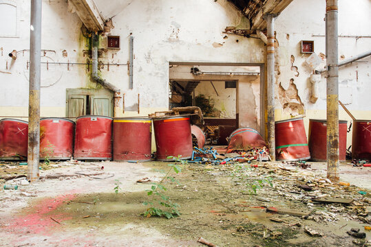 Usine abandonn&eacute;e. Produits chimiques abandonn&eacute;s. Bidons en plastique dans une entreprise. Faillite textile en France. Banqueroute &eacute;conomique. Pollution