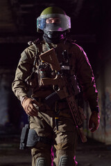 Naklejka premium Armed Tactical Soldier In Full Gear With Helmet And Rifle Patrolling Dark Urban Interior