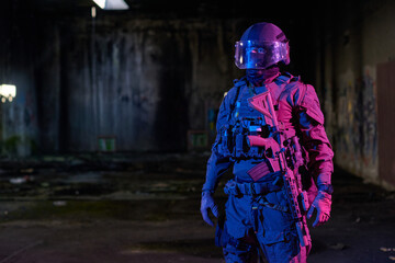 Obraz premium Armed Tactical Soldier In Riot Helmet And Plate Carrier Holding Assault Rifle In Abandoned Warehouse