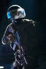 Obraz premium Tactical Soldier With Rifle and Visor Helmet in Low-Light Urban Military Operation and Combat Ready