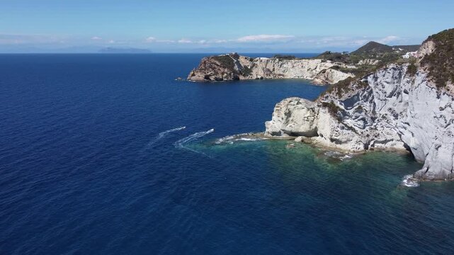 isola di ponza con barche