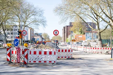 Abgesperrte Straßenbaustelle mit temporärer Verkehrsführung © GordonGrand