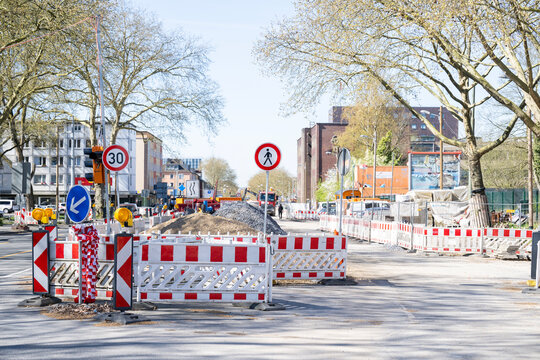 Abgesperrte Stra&szlig;enbaustelle mit tempor&auml;rer Verkehrsf&uuml;hrung