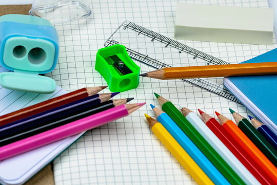 Matita e matite colorate per la scuola 