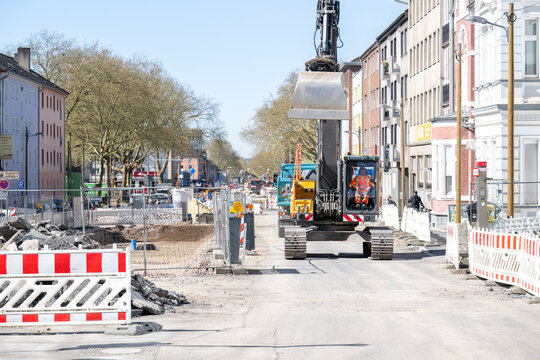 Kettenbagger auf einer innerst&auml;dtischen Stra&szlig;enbaustelle