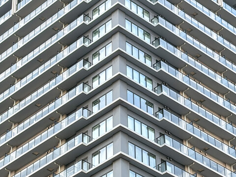 ガラス手摺りバルコニーが連なる角部タワーマンション外観、近代高層住宅