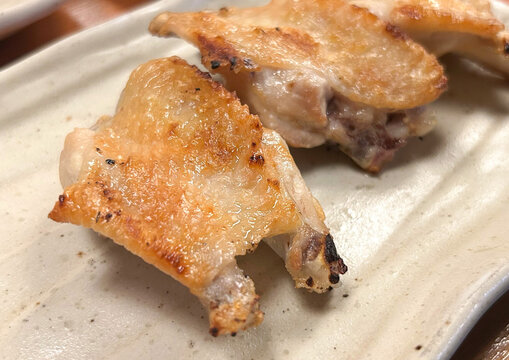 表面がパリパリに焼けた手羽先塩焼き、素焼きの焼き鳥おつまみ