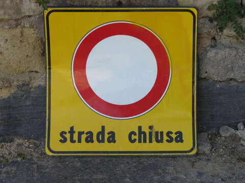 strada chiusa transl. closed road sign
