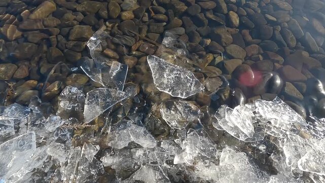 冬の湖岸の氷