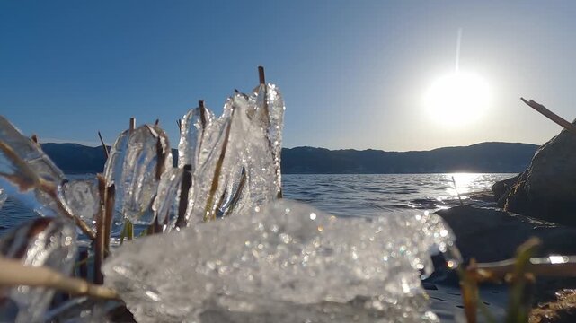 冬の諏訪湖の氷の風景