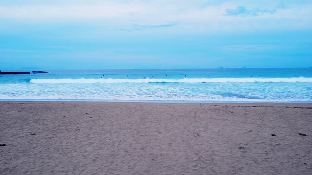 白波が綺麗で波にのるサーファーを早朝に空撮 4K