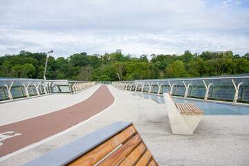 Fototapeta premium Pedestrian bridge. Bicycle lane in the city park. 