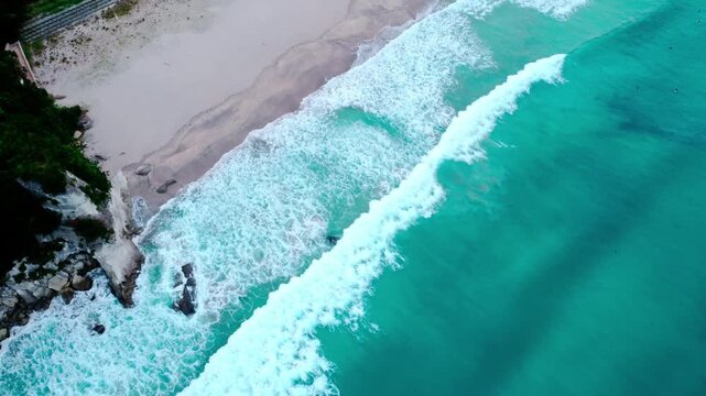 白波が綺麗で波にのるサーファーを早朝に空撮 4K